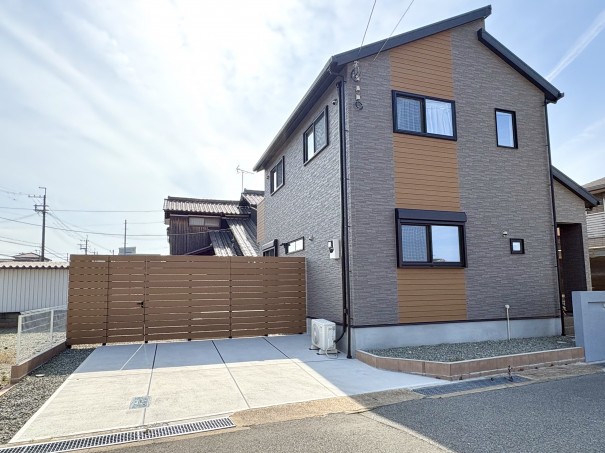 加古川市の外構リフォームで、タイルデッキと目隠しフェンスを施工した事例