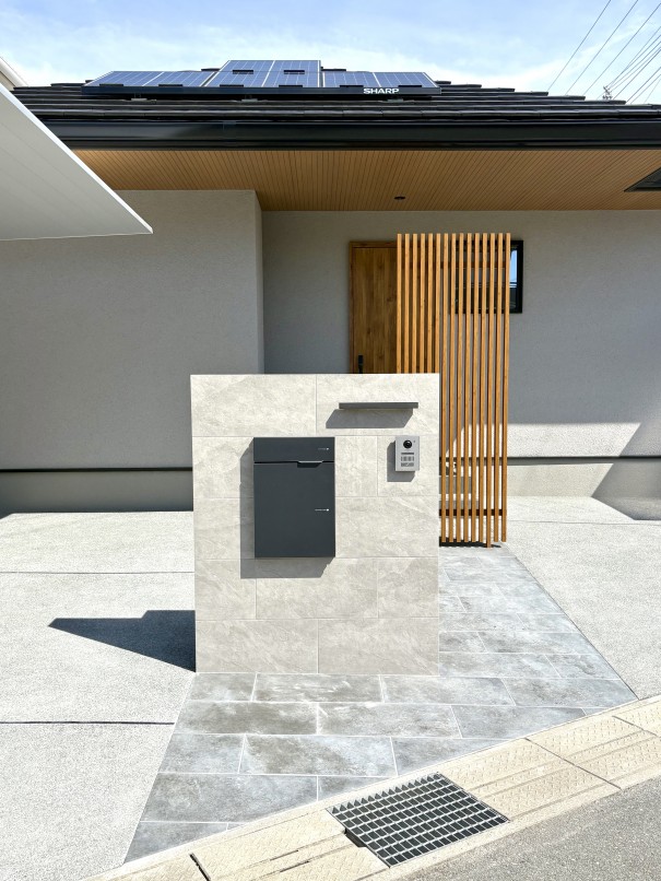 高砂市の新築外構で、門柱にKYタイルモッシュを使った事例