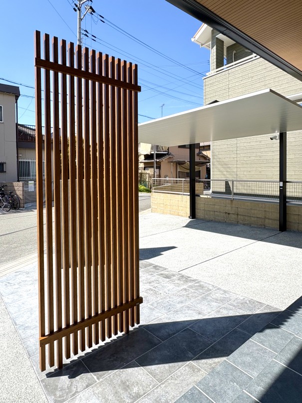 高砂市の新築外構で、玄関の目隠しにタカショー千本格子足付きユニットを施工した事例