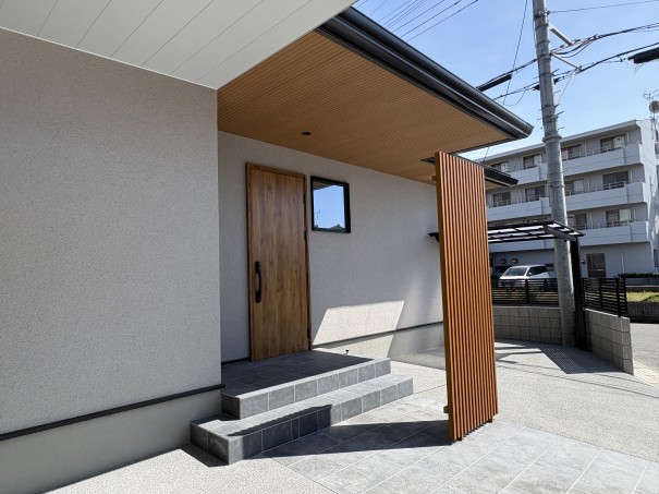 高砂市の新築外構で、玄関の目隠しにタカショー　千本格子足付きユニットを使用した例