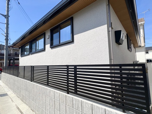 高砂市の新築外構で、目隠しフェンスにLIXIL フェンスAB YS1型を使用した例