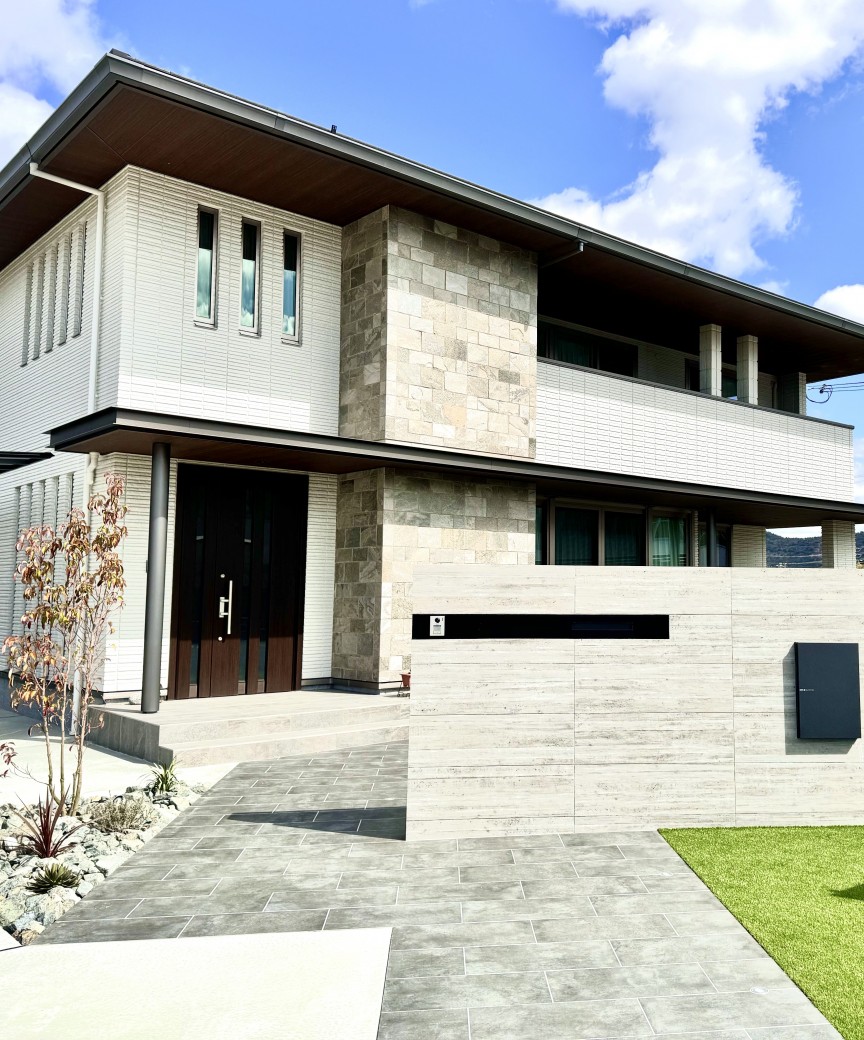 品格のあるファサード、高級感のあるアプローチ、邸宅にふさわしい外構はチェリーブロッサムガーデン。