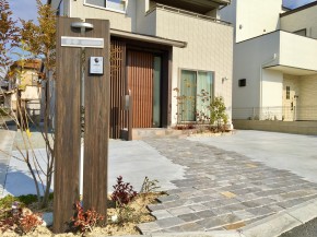 配色にこだわった石畳のアプローチ 加古川市k様邸 加古川市 高砂市の外構 エクステリア工事はチェリーブロッサムガーデン