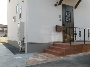 アイアンの手すりを取り付けた 姫路市i様邸 加古川市 高砂市の外構 エクステリア工事はチェリーブロッサムガーデン アイアンの手すりを取り付けた 姫路市i様邸 加古川市 高砂市の外構 エクステリア工事はチェリーブロッサムガーデン