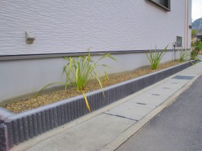 黒い化粧ブロックを使った花壇 姫路市ｏ様邸 加古川市 高砂市の外構 エクステリア工事はチェリーブロッサムガーデン