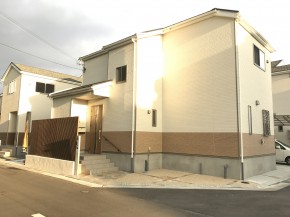 玄関前に千本格子を取り付けた 高砂市ｉ様邸 加古川市 高砂市の外構 エクステリア工事はチェリーブロッサムガーデン