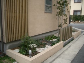 瓦を使った和風花壇 加古川市n様邸 加古川市 高砂市の外構 エクステリア工事はチェリーブロッサムガーデン 瓦を使った和風花壇 加古川市n様邸 加古川市 高砂市の外構 エクステリア工事はチェリーブロッサムガーデン